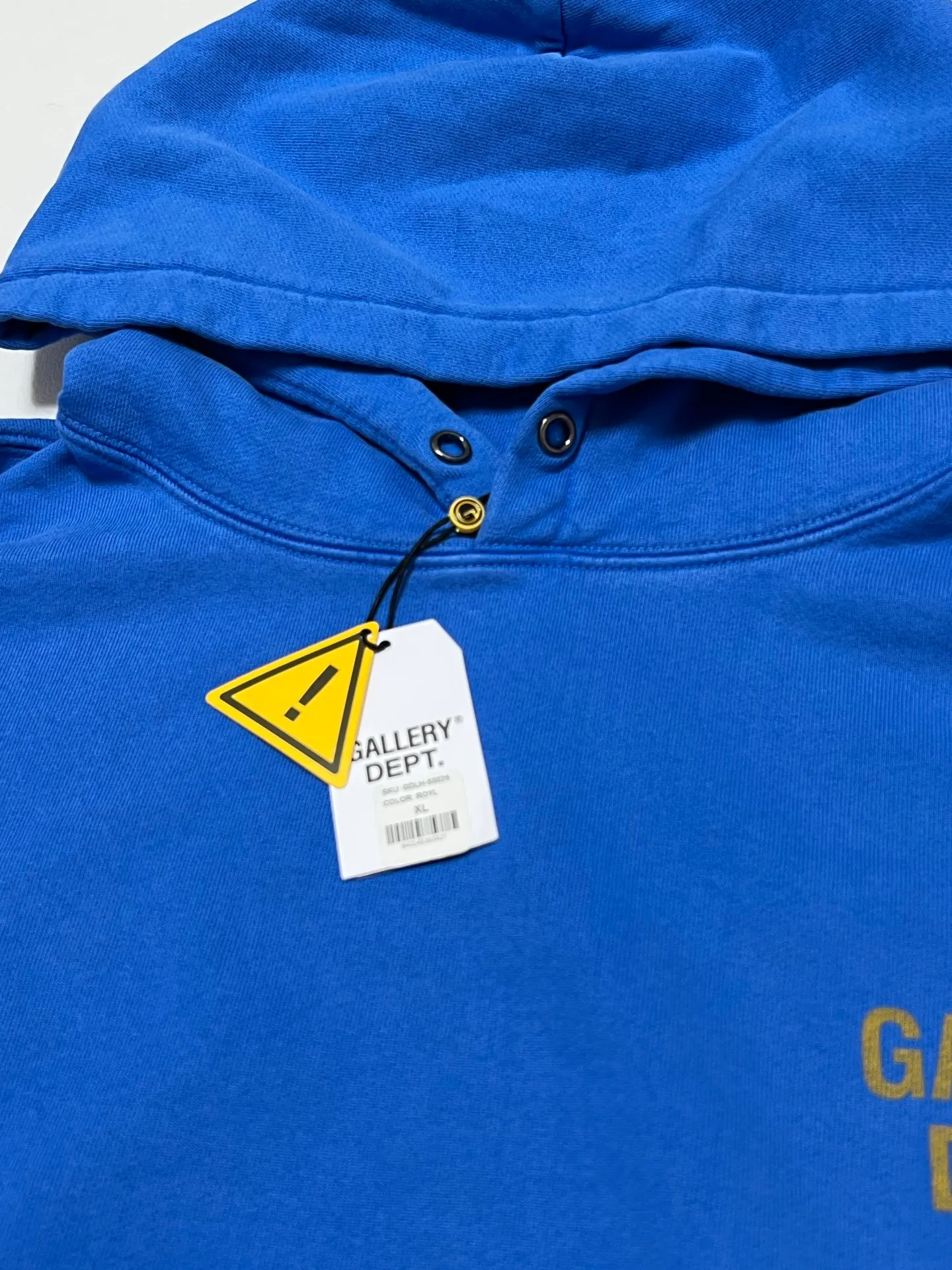 More details GALLERY DEPT. 90'S GD LOGO HOODIE/BLU 90's retro destroyed royal blue English hoodie Royal blue S-XL requires custom weaving and dyeing 500g high weight sweatshirt fabric Light fleece treatment on the inside Overall wide and comfortable Loose version Trendy and fashionable Same as the original version Washed and distressed printing Original consistent hang tag With G LOGO hanging grain / yellow triangle warning sign